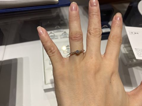 【銀座ダイヤモンドシライシの口コミ】 エバーアフターという2人が手を繋いでいる様子をイメージにした婚約指輪で…