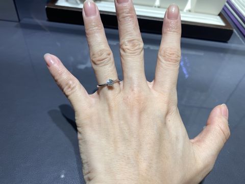 【俄(にわか)の口コミ】 花雪というデザインの婚約指輪を試着しました。
雪の結晶をイメージしたデ…