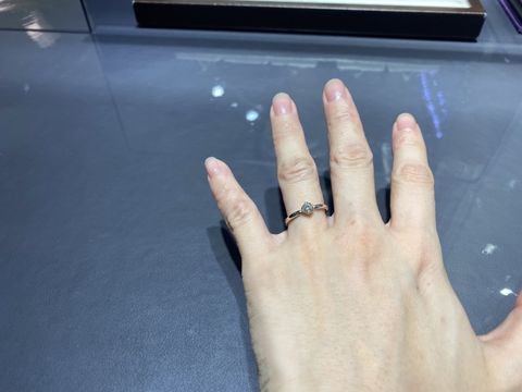 【俄(にわか)の口コミ】 結というデザインの婚約指輪を試着しまして。ダイヤモンドを包む爪の部分…