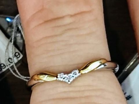 【LAPAGE(ラパージュ)の口コミ】 ゴールド色の部分が天使の羽のように見えました。また真ん中の３石のメレ…