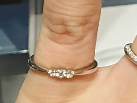 【銀座ダイヤモンドシライシの口コミ】 ネットで見つけて好みのデザインだったので、試着して行きました。３粒の…