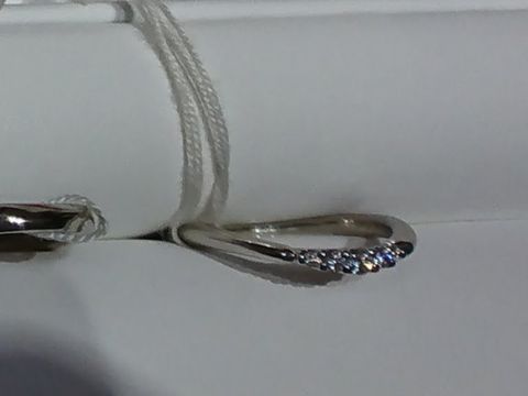 【AFFLUX(アフラックス)の口コミ】 お店の中や照明が白かったこともあったのか、とにかくダイヤがキラキラと…