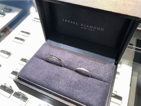 【ラザール ダイヤモンド(LAZARE DIAMOND)の口コミ】 初めはキラキラのハーフエタニティを検討していましたが、より結婚指輪ら…