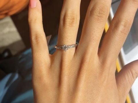 【銀座ダイヤモンドシライシの口コミ】 メレダイヤが複数ついているデザインですが、派手すぎずシンプルすぎない…