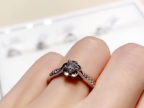 【シャネル(CHANEL)の口コミ】 一粒ダイヤより個性的で、少し離れて見ても、お花の形が割としっかりわか…