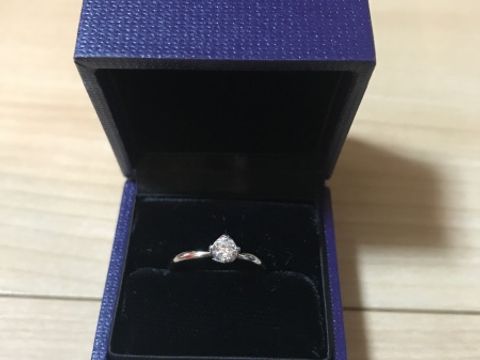 【俄(にわか)の口コミ】 一粒のダイアがとても綺麗に輝いていてときめいたから買いました。俄のな…