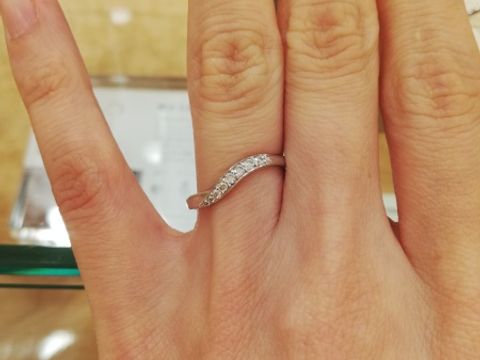 【Mariage ent(マリアージュエント)の口コミ】 ダイアモンドのなめらかな並びがとても綺麗で、指を長く見せてくれます。…