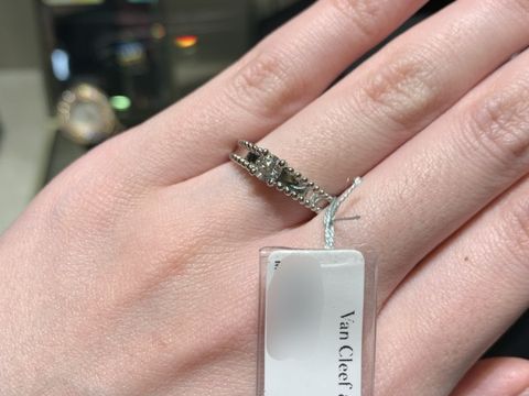 【ヴァン クリーフ＆アーペル(Van Cleef & Arpels)の口コミ】 他にはない唯一無二のデザインと、ダイヤの輝きが特徴的な指輪です。プラ…