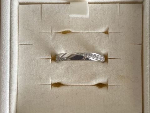 【ラザール ダイヤモンド(LAZARE DIAMOND)の口コミ】 飽きがこないシンプルなデザインを探していました。しかしシンプル過ぎる…