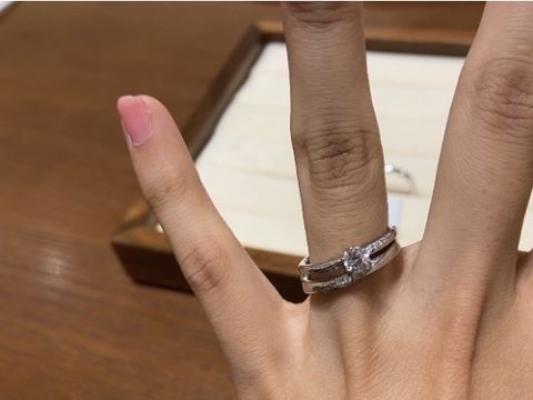 【TRECENTI(トレセンテ)の口コミ】 メレダイヤがサイドに付いていて、シンプルではあるけど存在感があるデザ…