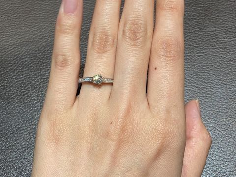 【ショーメ(CHAUMET)の口コミ】 ショーメのフリソンソリテール。
一見するとシンプルなソリティアリングに…