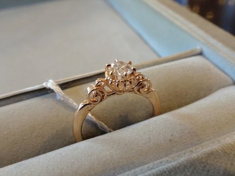 【ケイウノ ブライダル(K.UNO BRIDAL)の口コミ】 ディズニーとのコラボレーション商品は、横から見た時のデザインがかなり…