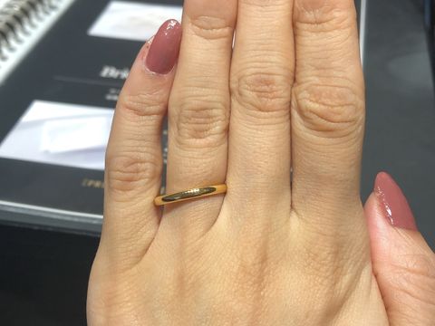 【エクセルコダイヤモンド(EXELCO DIAMOND)の口コミ】 結婚指輪は絶対にゴールドにしたいと思っていたので、ゴールドの色味を確…