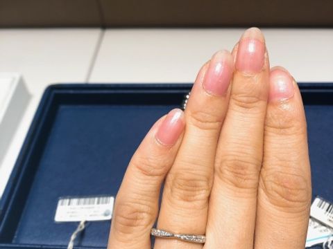 【銀座ダイヤモンドシライシの口コミ】 一般的な婚約指輪は、私の小さな手には似合わない気がしていたのでハーフ…