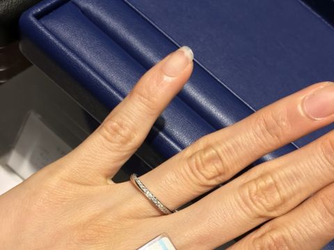 【銀座ダイヤモンドシライシの口コミ】 この指輪は上から見ても、下から見てもダイヤモンドが斜めにカーブしなが…