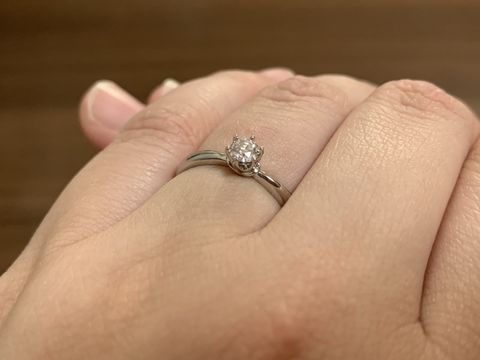 【アイプリモ(I-PRIMO)の口コミ】 シンプルな物が良いと決めて来店しましたが
いざ指輪を目の前にすると迷っ…