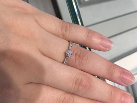 【アイプリモ(I-PRIMO)の口コミ】 一粒ダイヤで且つ見える範囲にもダイヤが散りばめられてるタイプの指輪。
…