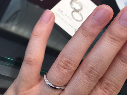 【ラザール ダイヤモンド(LAZARE DIAMOND)の口コミ】 正面から見るとシンプルなプラチナリングですが、上下に斜めにダイヤが走…