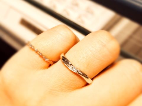 【銀座ダイヤモンドシライシの口コミ】 指が太いので細く見えるタイプを探していました。
あまりギラギラしている…