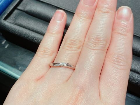 【エクセルコダイヤモンド(EXELCO DIAMOND)の口コミ】 一見よくあるデザインですが、中央のダイヤモンドの部分の幅がキュッと短…