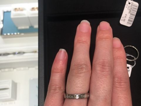 【ティファニー(Tiffany & Co.)の口コミ】 ティファニーのロゴとダイヤが3石入っていてかわいいです。正面にロゴを持…