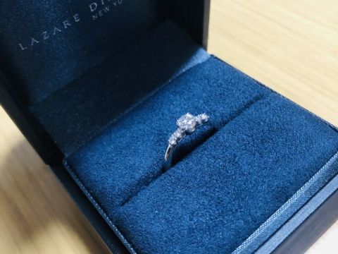 【ラザール ダイヤモンド(LAZARE DIAMOND)の口コミ】 指輪のデザインです。
結婚指輪の方も既にデザインは決めていて、まだそち…