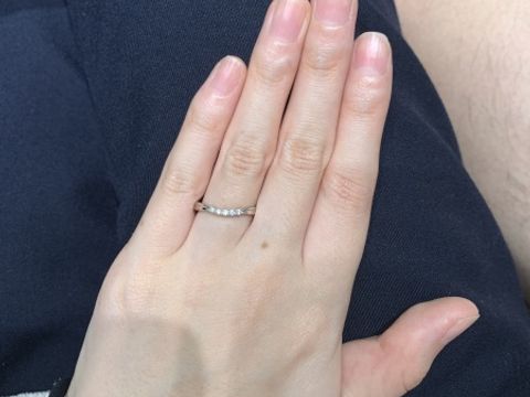 【アイプリモ(I-PRIMO)の口コミ】 華奢なデザインで指が細く見える。真ん中にダイヤが連なるように並んでい…
