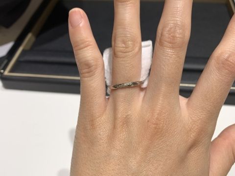 【ラザール ダイヤモンド(LAZARE DIAMOND)の口コミ】 ダイヤモンドがものすごく綺麗です。
5粒入ってますが、両側の2粒は小さめ…