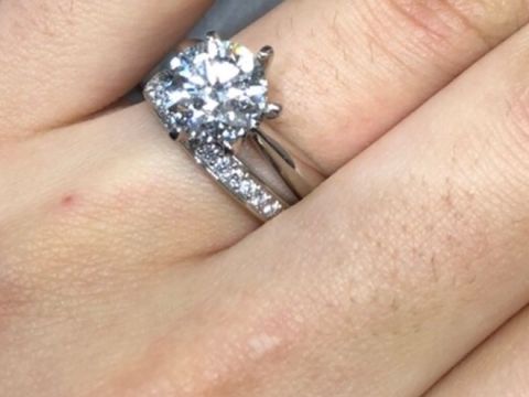 【カルティエ(Cartier)の口コミ】 この度婚約指輪を選びに、店舗に伺いました。
一粒ダイヤが一番綺麗に見え…