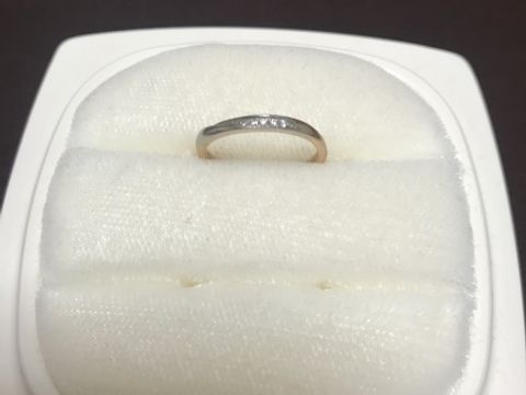 【俄(にわか)の口コミ】 デザインが気に入りました。前からみるとシンプルな指輪に見えるのですが…