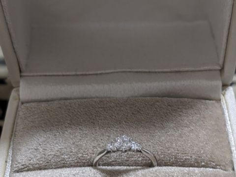 【WEDYの口コミ】 色々と見回ったがダイヤにこだわりたかった。
センターダイヤが大きく見え…