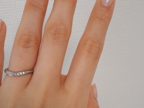 【ラザール ダイヤモンド(LAZARE DIAMOND)の口コミ】 指が太いので、曲線の指輪に絞って検討していました。
また、婚約指輪とセ…