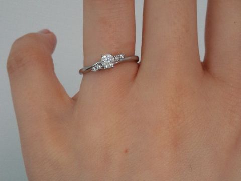 【ラザール ダイヤモンド(LAZARE DIAMOND)の口コミ】 曲線状の結婚指輪とセットで付けられることを条件に探していました。
こち…