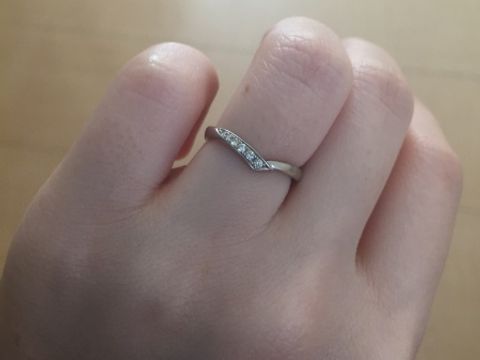 【4℃ BRIDAL(ヨンドシーブライダル)の口コミ】 まずはデザインが1番気に入りました。
太すぎず細すぎずなラインも気に入…