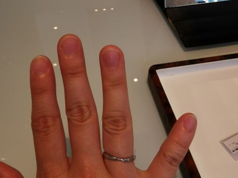 【HOSHI no SUNA 星の砂(ほしのすな)の口コミ】 私が試着してるのはカペラという種類です。ねじりのあるデザインで、重な…