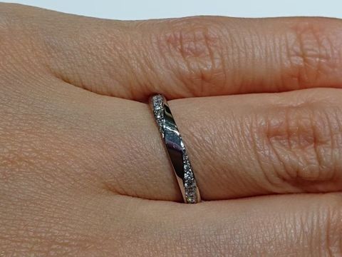 【ラザール ダイヤモンド(LAZARE DIAMOND)の口コミ】 ストレート、Vライン、ウェーブを試着してみて意外にストレートがしっくり…