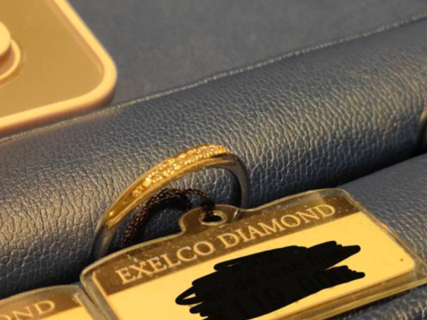 【エクセルコダイヤモンド(EXELCO DIAMOND)の口コミ】 どの角度から見てもダイヤモンドが見えます。
カタログで見るよりも、実物…