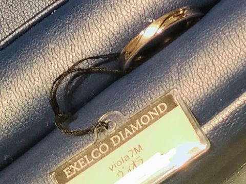 【エクセルコダイヤモンド(EXELCO DIAMOND)の口コミ】 指輪の中央にマットな質感の折り込みラインがアクセントで入っています。…