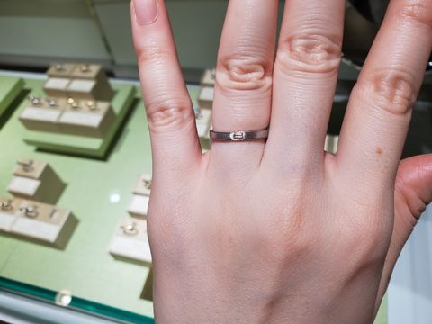 【ORECCHIO(オレッキオ)の口コミ】 全体がマットな加工。上下にミル加工が入っており、真ん中には横中の四角…