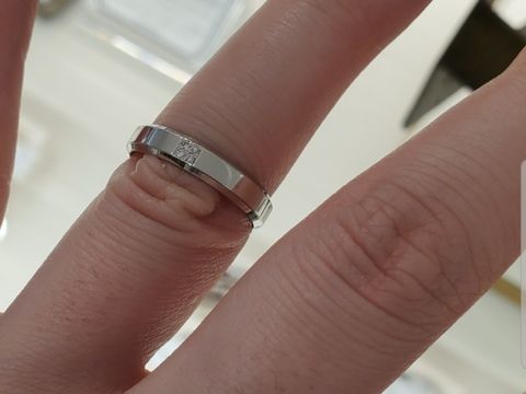 【CHARMY(チャーミー)の口コミ】 全体的に艶出しで、上下が斜めに切り落とされている加工がはいっている。
…