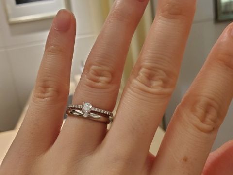 【カルティエ(Cartier)の口コミ】 シンプルに艶出しで真ん中には丸い一石がある。
全体的にはまるみがあり、…