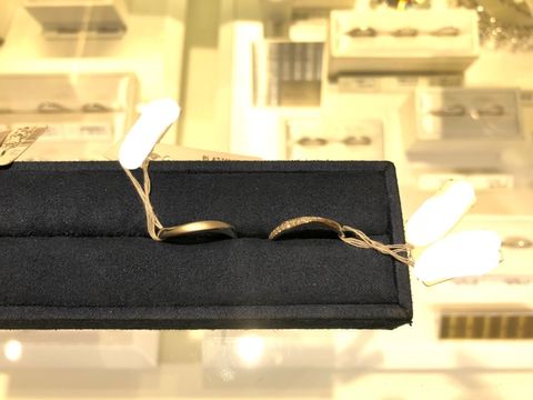 【4℃ BRIDAL(ヨンドシーブライダル)の口コミ】 ストレートのベースに斜めにダイヤが埋め込まれ、華奢なデザインが気に入…