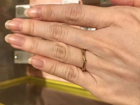 【ケイウノ ブライダル(K.UNO BRIDAL)の口コミ】 美女と野獣デザインの指輪です。細身なので華奢な指の方に似合うと思いま…