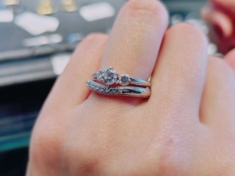 【エクセルコダイヤモンド(EXELCO DIAMOND)の口コミ】 Vラインのマリッジリングです。自分のエンゲージリングとの相性がとてもよ…