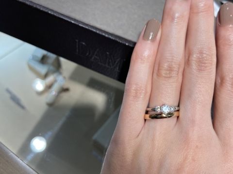 【DAMIANI(ダミアーニ)の口コミ】 ゴールドのマリッジリングです。大変シンプルでエンゲージリングの輝きを…