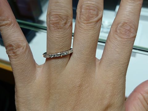 【銀座ダイヤモンドシライシの口コミ】 ダイヤモンドと店名についてるだけはあって、たくさんのショップで試着し…