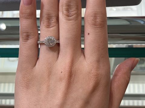 【宝寿堂(ほうじゅどう)の口コミ】 一粒ダイヤのまわりをメレダイヤがぐるっと囲んでいるいわゆるヘイロータ…