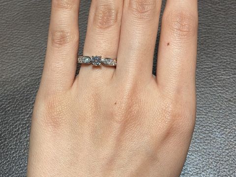 【ショーメ(CHAUMET)の口コミ】 プリュムのマルチソリテールリングです。
中央の一粒ダイヤにむかってメレ…