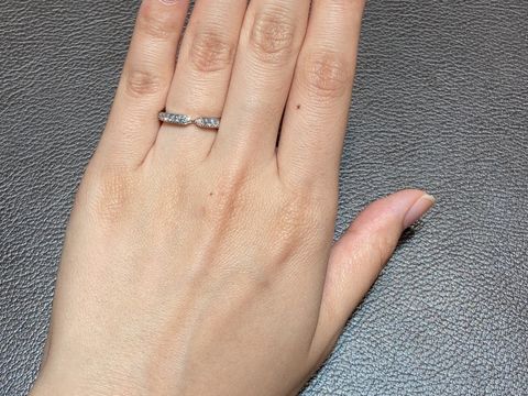 【ショーメ(CHAUMET)の口コミ】 フリソンのような中央がしぼられているデザインの指輪です。地金がしっか…