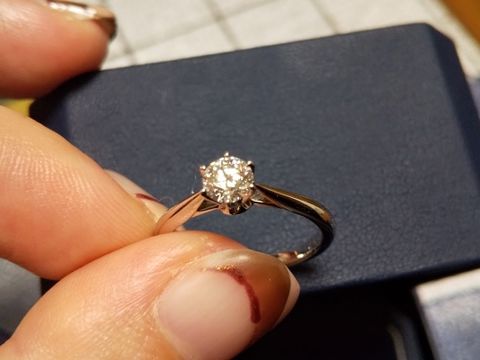 【銀座ダイヤモンドシライシの口コミ】 カラット数と値段はもちろんですが、台座がかわいくて気に入りました。
横…